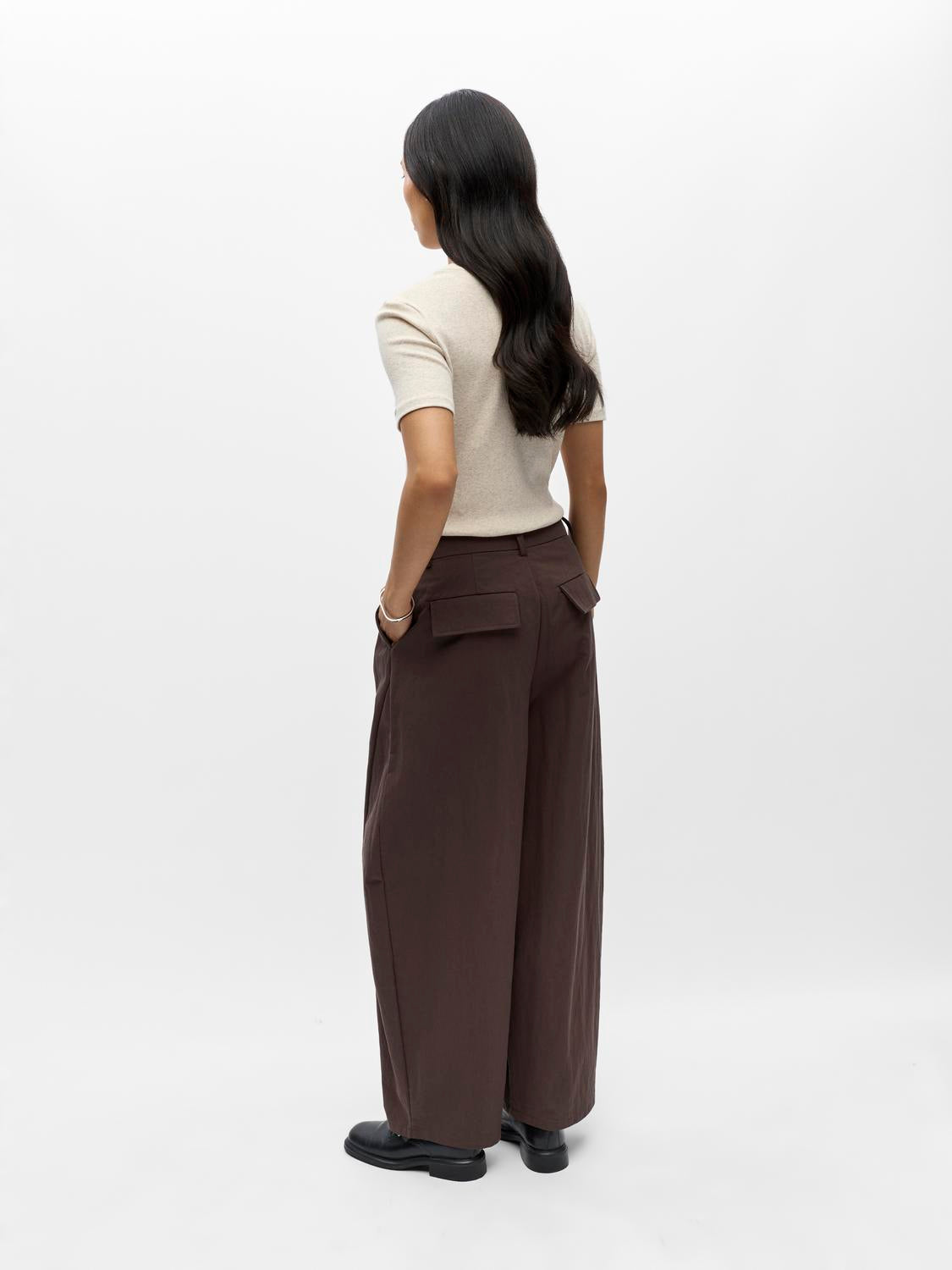 model_shot-back